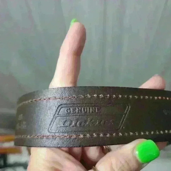 Dickes brownleather belt with gun metal buckle. size 46-48. - Picture 7 of 11